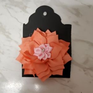 Interchangeable peach and pink flower.